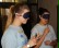 Zwei Schülerinnen schmecken mit verbundenen Augen ein Stück Möhre.