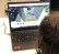 Ein Mädchen schaut auf einen Monitor und programmiert ein virtuelles Zimmer. 