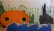 Ein großes orangenes U-Boot mit zwei Fenstern, gebastelt aus einem großem Pappkarton fährt über den Meeresgrund. Ein Kind schaut aus dem Bullauge. Im Hintergrund sind Algen, Steine und Fische zu sehen. Im Vordergrund ist eine hohe Welle. 